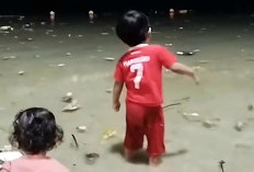 Pantai Ancol Dipenuhi Sampah