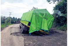 Ruas Jalinteng kian Rusak Parah