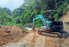 Hujan Deras, Longsor Tutup Jalan