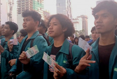 Aksi Demo BEM Tolak PPN 12 Persen Diwarnai Lempar Uang ke Istana