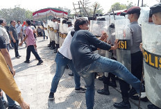 Ratusan Polisi Terlibat Bentrok dengan Massa di Terminal Tipe A Batu Kuning