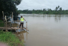 Antisipasi Banjir, Polsek Madang Suku I Pantau Debit Air Sungai Komering