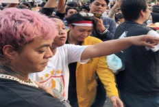 Reza Arap Turun ke Jalan Ikut Demo di KPU RI dengan Membagikan Makanan