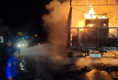 Truk Pengangkut Paket Ludes Terbakar