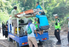 Jalan Menuju Danau Ranau Amblas, Akses Sempat Lumpuh