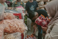Sidak, Disperindagin OKU Sita Minuman Kedaluwarsa 
