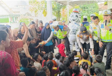 Hadirkan Badut Zebra, Pulihkan Trauma Anak Korban Banjir 