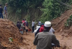 Terjadi Longsor, Aktivitas Dua Desa Lumpuh