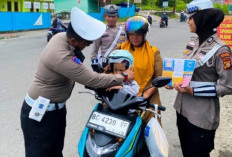 Bagikan Helm Gratis, Ajak Warga Utamakan Keselamatan