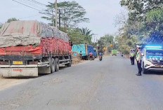 Mangkal Sopir Truk Sebabkan Kemacetan Jalan 