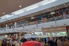 Pengunjung Rela Menunggu Meski Mall Belum Buka