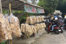 Arus Balik, Pedagang Kerupuk Kemplang Diserbu Pembeli