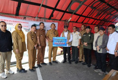 Bupati OKU Antar Langsung Bantuan Rp1,2 Miliar untuk Korban Bencana