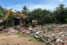 Rumah Pembunuh Satu Keluarga di Kaltim Diratakan 