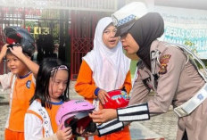 Polwan Satlantas Polres OKUS Edukasi Siswa SD tentang Keselamatan Lalu Lintas