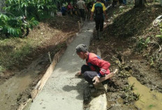 Warga Aromantai Bangun Jalan Kebun dari Uang Patungan