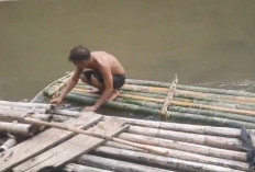 Jembatan Hancur Diterjang Banjir, Terpaksa Buat Lanting Bambu