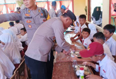 Bagikan Makanan Bergizi Gratis Kepada Siswa SD