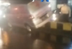 Ambulance Diduga Bawa Pasien Tabrak Pembatas Jalan