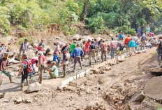 Akses Jalan Rusak Parah Diperbaiki Swadaya