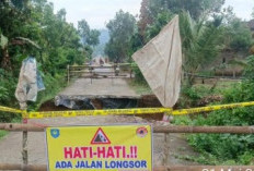Jalan Ambles 5 Meter, Siswa Harus Putar Jauh ke Sekolah