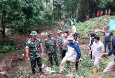 Gotong Royong Bersihkan Daerah Rawan Banjir