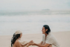 Romantis! Sean Gelael Lamar Hana Malasan di Pantai Nihi Sumba