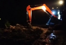 BPBD Bersama Tim Gabungan Gotong Royong Evakuasi Material Longsor
