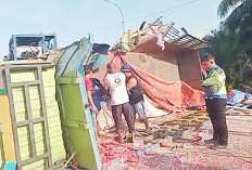 Truk Kemplang Terguling Kerugian Rp50 JutaTruk Kemplang Terguling