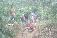Puluhan Tahun Swadaya, Warga Aromantai Bangun Jalan