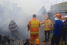 Tabung Gas Diduga Penyebab Rumah Kayu di Palembang Terbakar