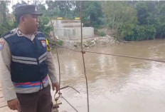 Antisipasi Banjir, Polsek Simpang Martapura Pantau Debit Air Sungai Komering