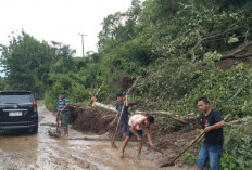 Bantuan Tak Kunjung Datang, Warga Swadaya Bersihkan Material Longsor