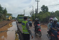 Lubang Jalan Sebabkan Kemacetan Panjang