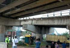 Mobil Truk Terjun Bebas ke Bawah Jembatan