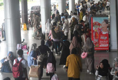 Bandara SMB II Dipadati Penumpang