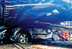 Mobil Ringsek Tertimpa Bangunan Roboh