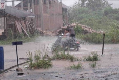 Jalan Pemkab OKU Selatan Banjir Akibat Saluran Air Terhambat Tanah dan Sampah