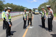 Ambulans Tabrak Truk di Jalur Berlawanan