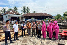Perkuat Solidaritas Sosial, Kapolres OKU Selatan dan Bhayangkari Bantu Korban Kebakaran