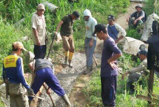 Warga Gotong Royong Bangun Jalan Secara Mandiri