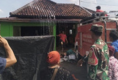 Api Nyaris Ludeskan Rumah Warga, Damkarmat Sigap Lakukan Pemadaman