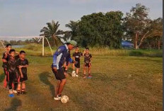 Mantan Kiper Sriwijaya FC, Fauzi Toldo Latih SSB Palembang Soccer Skills