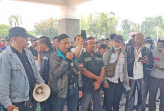 Desak Pemerintah Hentikan Aktivitas Perusahaan di Desa Darat