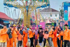 Rutin Bersihkan Area Pasar Malam Demi Lingkungan Bersih dan Sehat