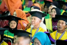 Salut! Ratusan Lansia Tetap Semangat Sekolah dan Raih Kelulusan
