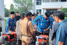 Bupati OKU Selatan Serahkan Hand Traktor untuk Dongkrak Hasil Panen