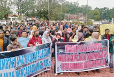 Warga Geruduk Kantor Bupati Tuntut Solusi