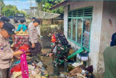 Banjir Mulai Surut, Warga Lakukan Pembersihan Sisa Lumpur