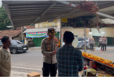 Bagikan Takjil dan Borong Dagangan Warga di Bulan Ramadan